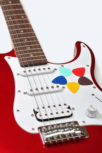 Pięciu kolorowych wybiera na gitarze na białym tle — Zdjęcie stockowe