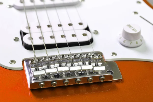 Guitarra eléctrica detalle primer plano - pastillas y tornillos de afinación — Foto de Stock