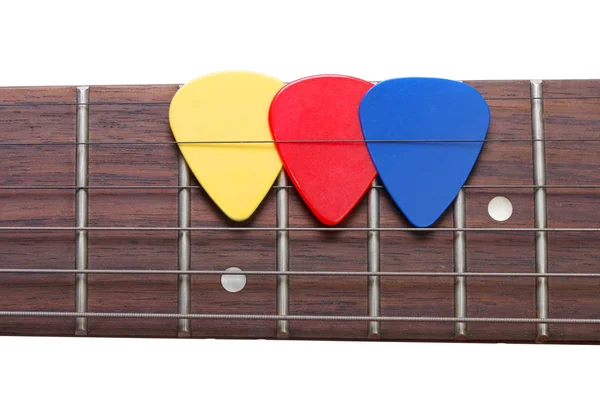 Tres mediadores de color en un diapasón de guitarra — Foto de Stock