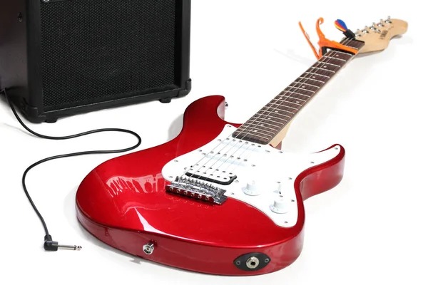 Gitara elektryczna i wzmacniacz na białym tle — Zdjęcie stockowe