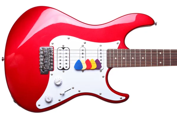 Czerwone gitary elektrycznej i wybiera na białym tle — Zdjęcie stockowe