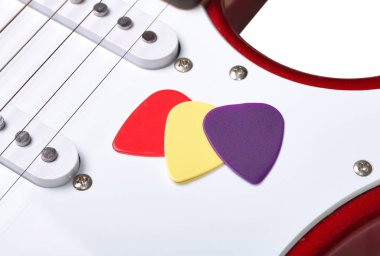 Bir gitar üzerinde renkli alır