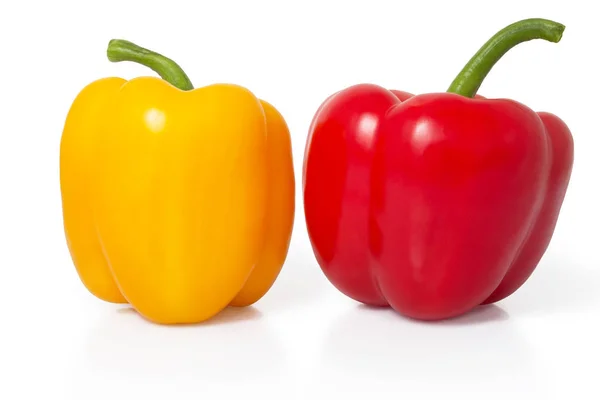 Красный и желтый сладкий перец на белом фоне — стоковое фото