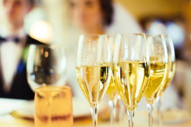 Kadehlerin şampanya ile