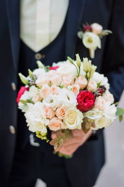 Düğün buket gül tutan mavi elbiseli damat