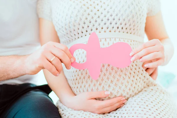 Vooraanzicht Van Het Paar Een Knuffel Wachtend Een Baby Meisje — Stockfoto