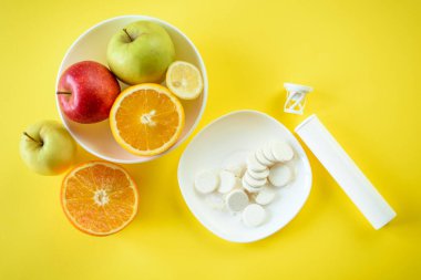 Tabaklardaki meyve ve ilaçların üst görünümü, sentetik vitaminlere karşı meyve seçimi kavramı