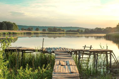 Gün batımında gölet manzarası, dinlenmek için ideal bir yer, izole edilmiş, terk edilmiş bir yer.