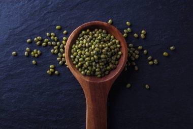 Tahta kaşık ile soya tohumları