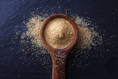 Tahta kaşık sarımsak tozu ile