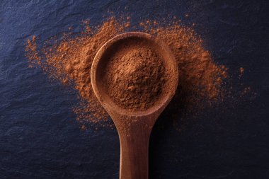 Tahta kaşık toz tarçın ile