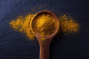 Tahta kaşık toz köri ile