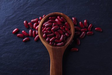 Tahta kaşık kuru fasulye ile