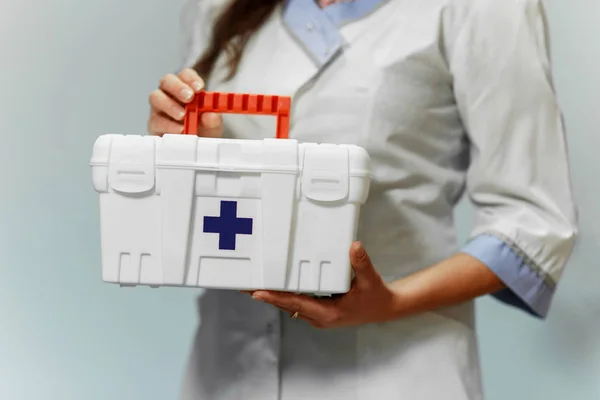 Γυναίκα γιατρό κρατώντας το κουτί πρώτων βοηθειών σε νοσοκομείο — 图库照片