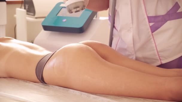 身体治疗：妇女在臀部处做了人工隆起手术。防腐处理中的完美形状的臀部 — 图库视频影像