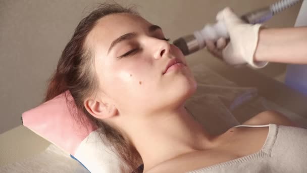 Proces odwadniania limfatycznego urządzenia do masażu gazowego. Terapeuta kosmetyczka robi odmładzający masaż twarzy dla kobiety — Wideo stockowe