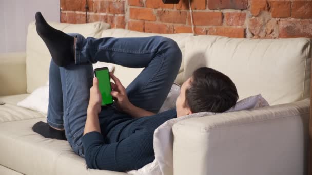 Homme tenant un smartphone dans les mains d'un écran vert vert, main de l'homme tenant téléphone intelligent mobile avec chroma — Video