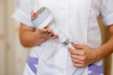 Kozmetik aletleri için bir takım tıbbi gereçler yağ aldırma ve masaj için, vücudun düzeltilmesi için. Çeşitli tıbbi araçların yakın plan makineleri