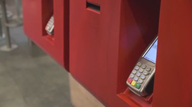 Genç bir adam telefon satın alır. Ulaşılmaz bir şekilde, self servis makinesinden. Erkekler telefonla öder. Kapat. 4k Video 