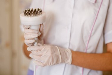 Kozmetik aletleri için bir takım tıbbi gereçler yağ aldırma ve masaj için, vücudun düzeltilmesi için. Çeşitli tıbbi araçların yakın plan makineleri