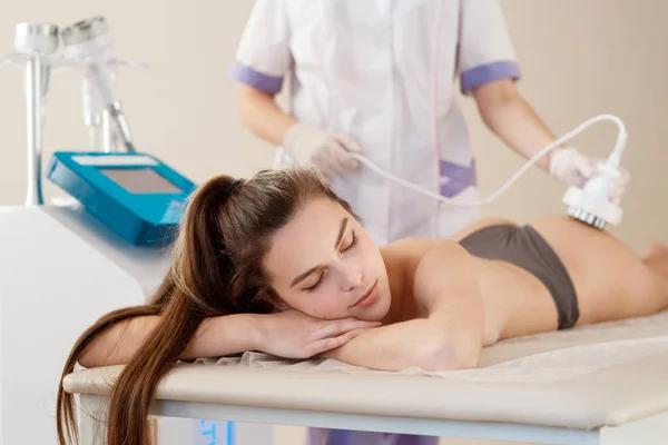 Cosmetología de hardware. Imagen de la joven feliz con los ojos cerrados consiguiendo rf procedimiento de elevación en un salón de belleza. — Foto de Stock