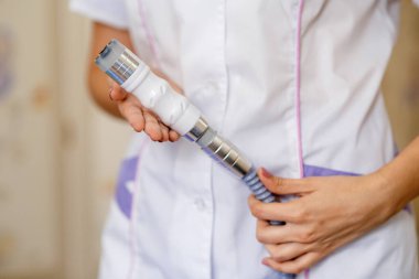 Kozmetik aletleri için bir takım tıbbi gereçler yağ aldırma ve masaj için, vücudun düzeltilmesi için. Çeşitli tıbbi araçların yakın plan makineleri