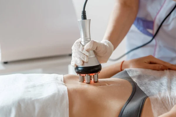 Cosmetología de hardware. Imagen de la joven feliz con los ojos cerrados consiguiendo rf procedimiento de elevación en un salón de belleza. — Foto de Stock