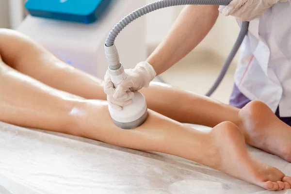 Cosmetología de hardware. Cuidado corporal. Tratamiento de spa. Tratamiento de contorno corporal de cavitación por ultrasonido. Mujer recibiendo terapia anti-celulitis y anti-grasa en el salón de belleza. —  Fotos de Stock