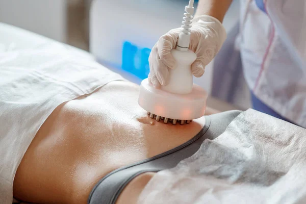 Cosmetología de hardware. Imagen de la joven feliz con los ojos cerrados consiguiendo rf procedimiento de elevación en un salón de belleza. — Foto de Stock