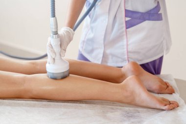 Donanım kozmetolojisi. Vücut bakımı. Spa tedavisi. Ultrason boşluğu, vücut hatları, tedavi. Kadın karşı çıkıyor.