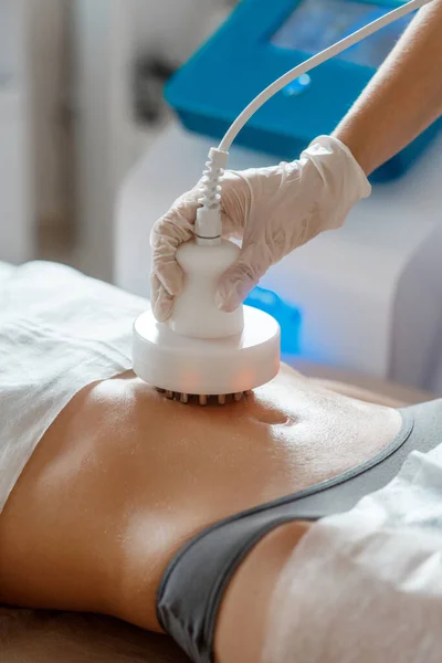 Cosmetología de hardware. Imagen de la joven feliz con los ojos cerrados consiguiendo rf procedimiento de elevación en un salón de belleza. — Foto de Stock