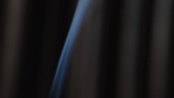 Masážní kameny a svíčka zblízka na dřevěném tmavém pozadí — Stock video