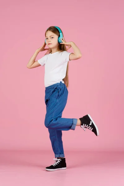 Dancing Singing Teenager Listen Music Recommended Music Based Initial Interest — Stock Photo, Image