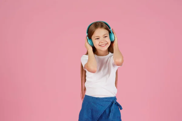 Dans Och Sång Tonåringen Lyssnar Musik Rekommenderat Musikbaserat Initialt Intresse — Stockfoto