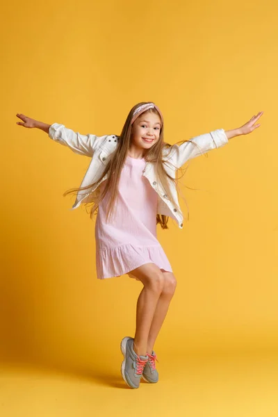 Salto Felicidad Niña Pequeña Salto Fondo Amarillo Lleno Energía Chica — Foto de Stock