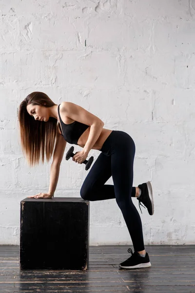 Mujer Atlética Deportiva Activa Con Pesas Bombeando Músculos Concepto Bíceps —  Fotos de Stock