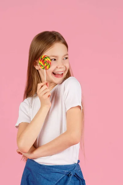 Retrato Una Niña Sorprendida Sosteniendo Paleta Forma Corazón Mirando Cámara — Foto de Stock