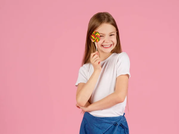 Retrato Una Niña Sorprendida Sosteniendo Paleta Forma Corazón Mirando Cámara — Foto de Stock