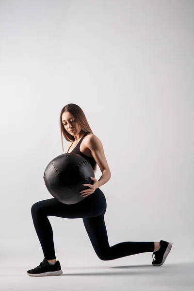 Mujer Atlética Haciendo Ejercicio Con Pelota Médica Foto Mujer Latina —  Fotos de Stock