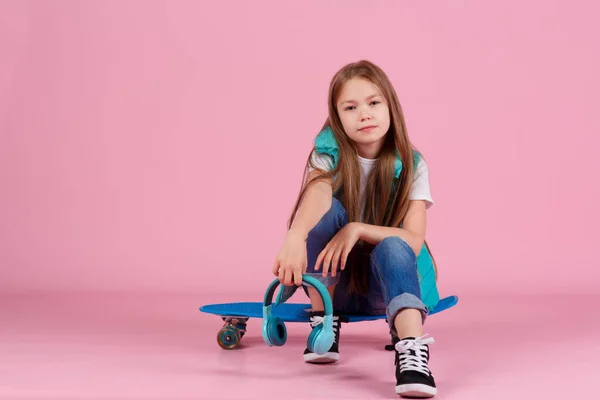 Hermosa Niña Rubia Años Con Chaqueta Posando Aislada Sobre Fondo — Foto de Stock