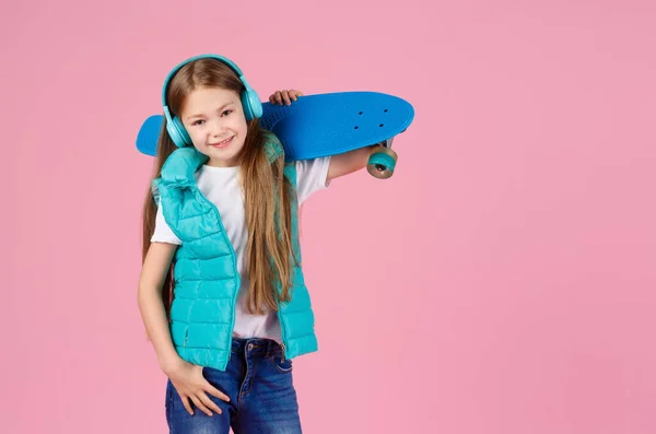 Hermosa Niña Rubia Años Con Chaqueta Posando Aislada Sobre Fondo — Foto de Stock