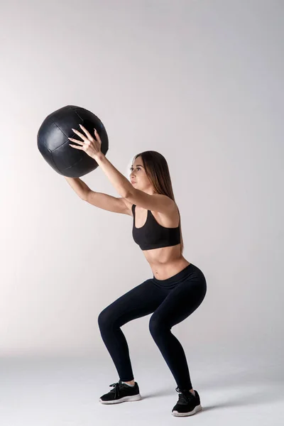 Mujer Atlética Haciendo Ejercicio Con Pelota Médica Foto Mujer Latina —  Fotos de Stock