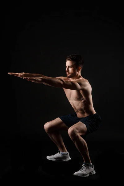 Manlig Fitnesstränare Gör Knäböj Svart Bakgrund Idrottare Ung Kille Atletisk — Stockfoto