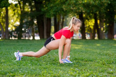 Parkta yoga yapan genç bir kız. .