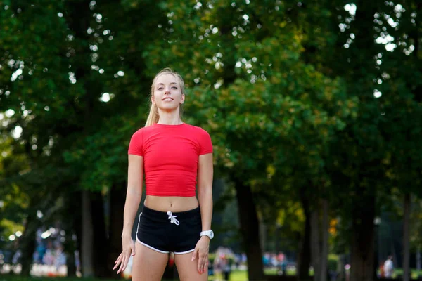 Une Jeune Fille Blonde Fait Sport Dans Parc Une Femme — Photo