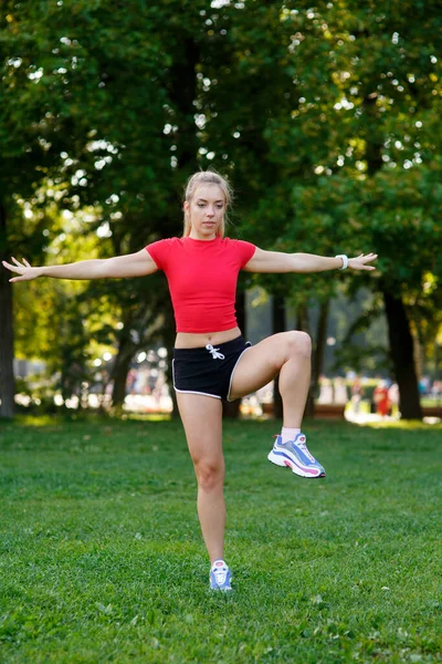 Een Jong Blond Meisje Bezig Met Sport Het Park Een — Stockfoto