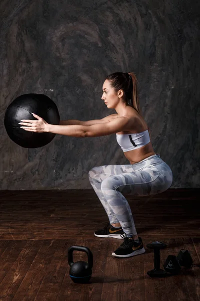 Athletic Woman Doing Exercise Med Ball Photo Sporty Latin Woman — Stock Photo, Image