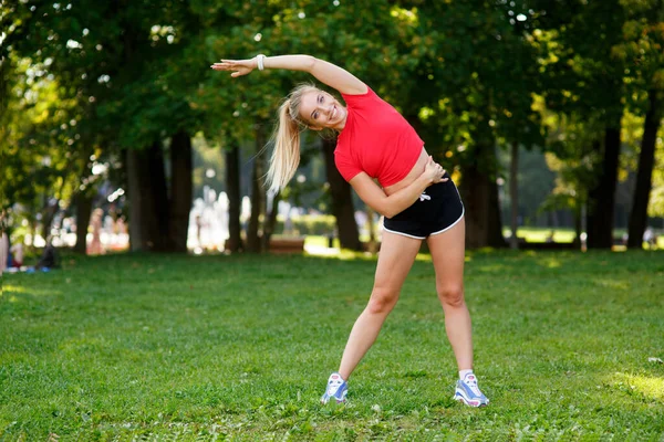 Młoda Blondynka Uprawia Sport Parku Kobieta Robi Rozgrzewkę Ulicy Aktywne — Zdjęcie stockowe