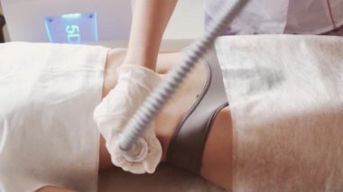 Süpürge masaj aleti. Selülit önleyici vücut düzeltme tedavisi. Zayıflama aleti. Kadın ve doktor doktorluk yapıyor.