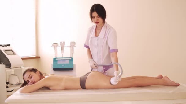Körperbehandlung: Frau bekommt RF-Hebeverfahren an ihr Gesäß. Perfekte Form Gesäß auf Anti-Cellulite-Behandlung — Stockvideo